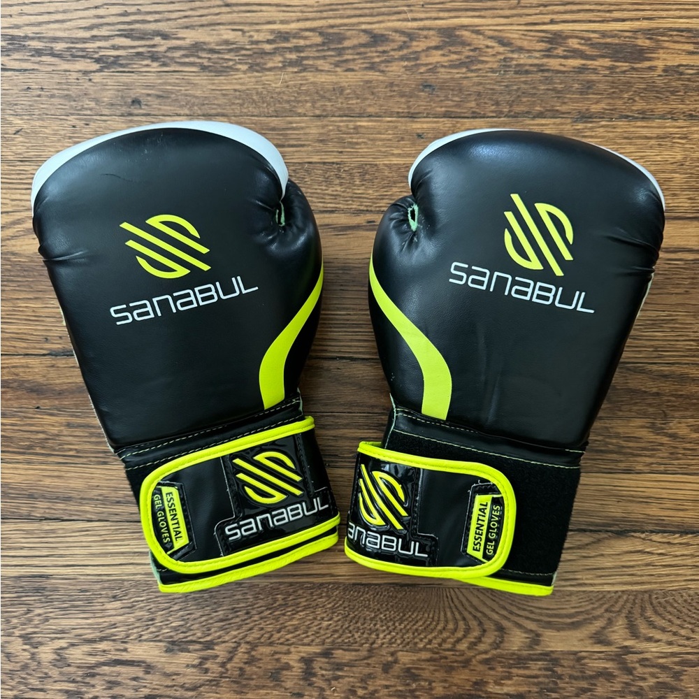 Sanabul Essential Gel Boxing Gloves for Men & Women, Kickboxing MMA, Muay Thai G